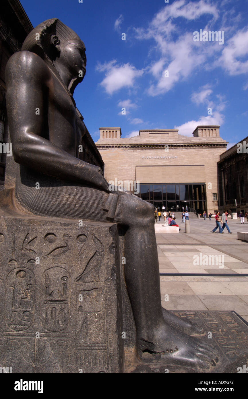 Statue égyptienne au cour d'entrée de Musée Pergamon de Berlin Mitte Allemagne Banque D'Images