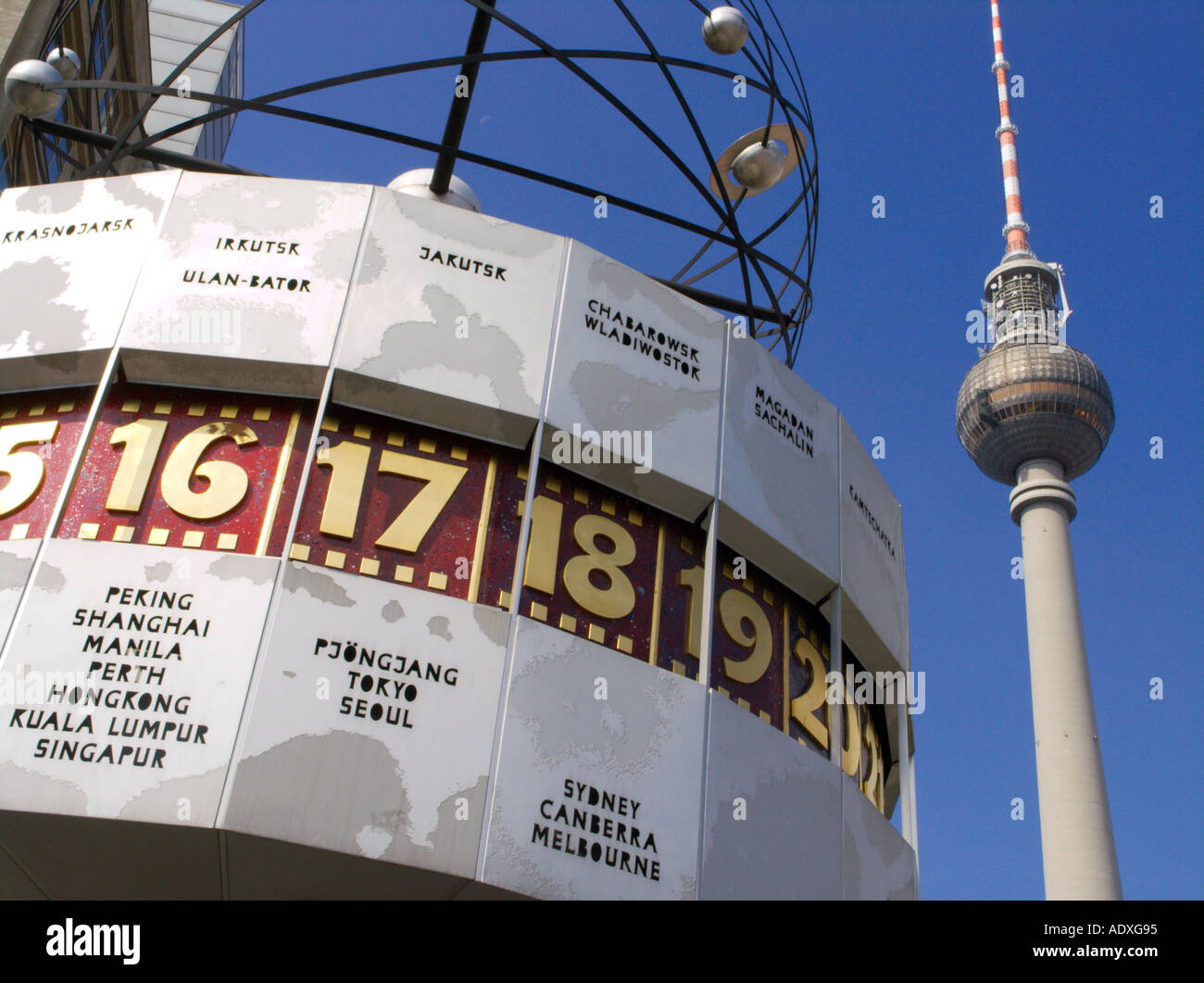 Le temps du monde de l'horloge et la tour de télévision de l'Alexanderplatz Mitte à Berlin Allemagne 2005 Banque D'Images