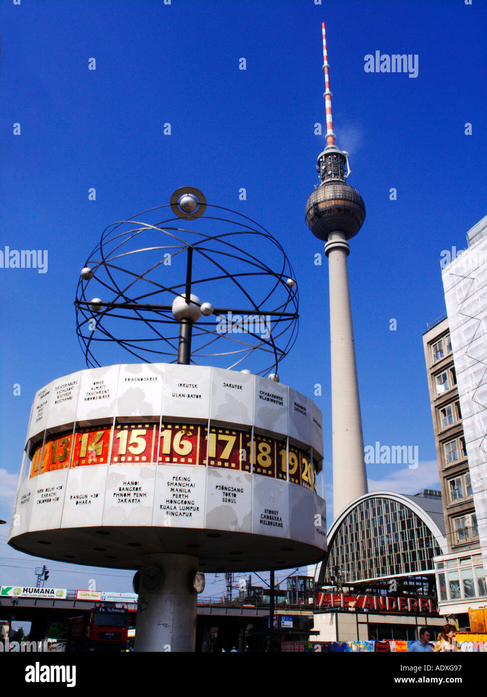 Le temps du monde de l'horloge et la tour de télévision de l'Alexanderplatz Mitte à Berlin Allemagne 2005 Banque D'Images