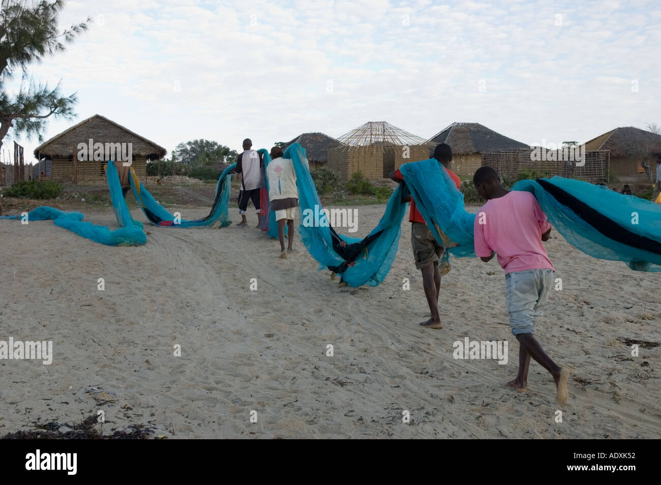 Les pêcheurs Mozambique le déchargement de leur filet de pêche pour vérifier et réparer avant de partir sur l'océan Indien dans leur embarcation typique pour Banque D'Images