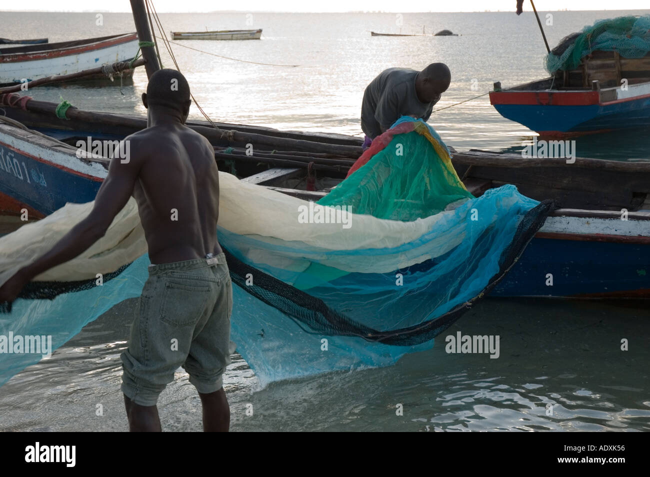 Les pêcheurs Mozambique le déchargement de leur filet de pêche pour vérifier et réparer avant de partir sur l'océan Indien dans leur embarcation typique pour Banque D'Images