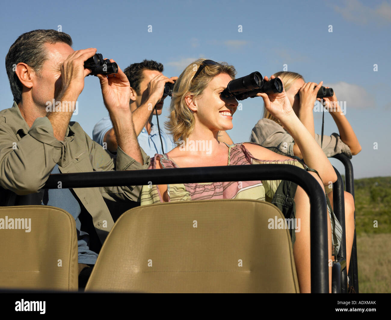 groupe-de-touristes-en-safari-sitting-in