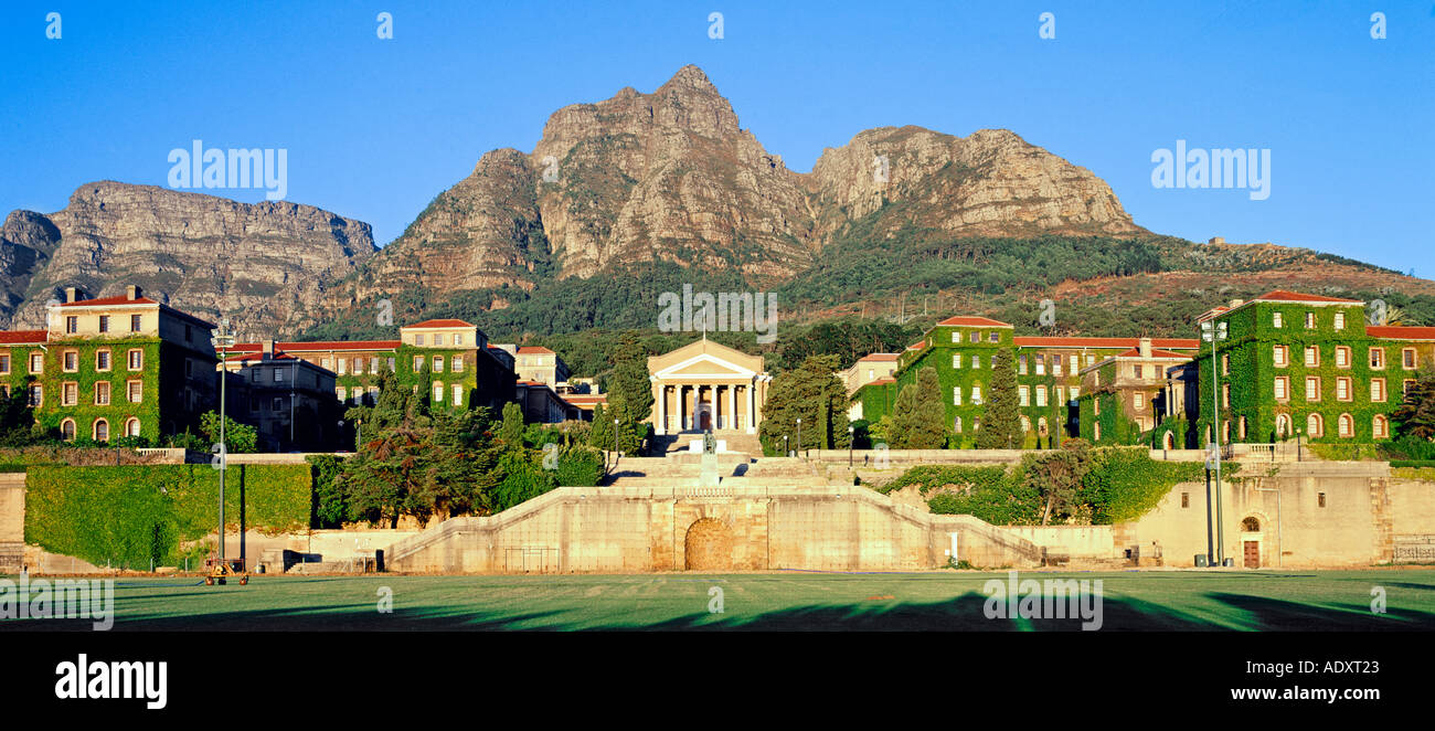 L'Université de Cape Town en Afrique du Sud. C'est sur les pentes de 'Devil's Peak' qui fait partie de la gamme de montagne de la table. Banque D'Images