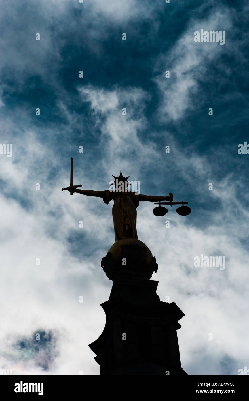 Balance de la justice statue à l'Old Bailey à Londres UK Banque D'Images