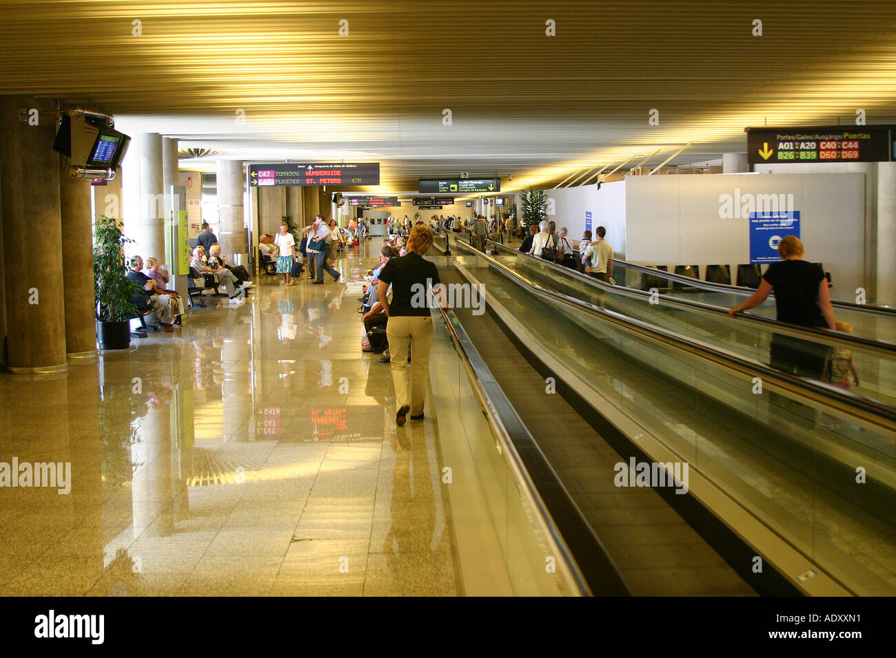 À l'intérieur de la zone de départ de l'aéroport de Palma avec les gens  courroie de convoyeur Photo Stock - Alamy