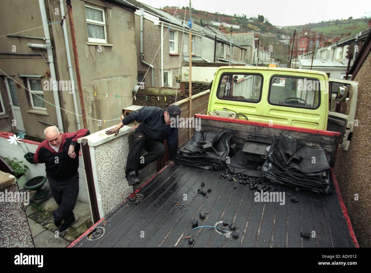 La prestation de charbonnier charbon à une concession minière à la retraite dans le village de Llanhilleth South Wales Valleys UK Banque D'Images