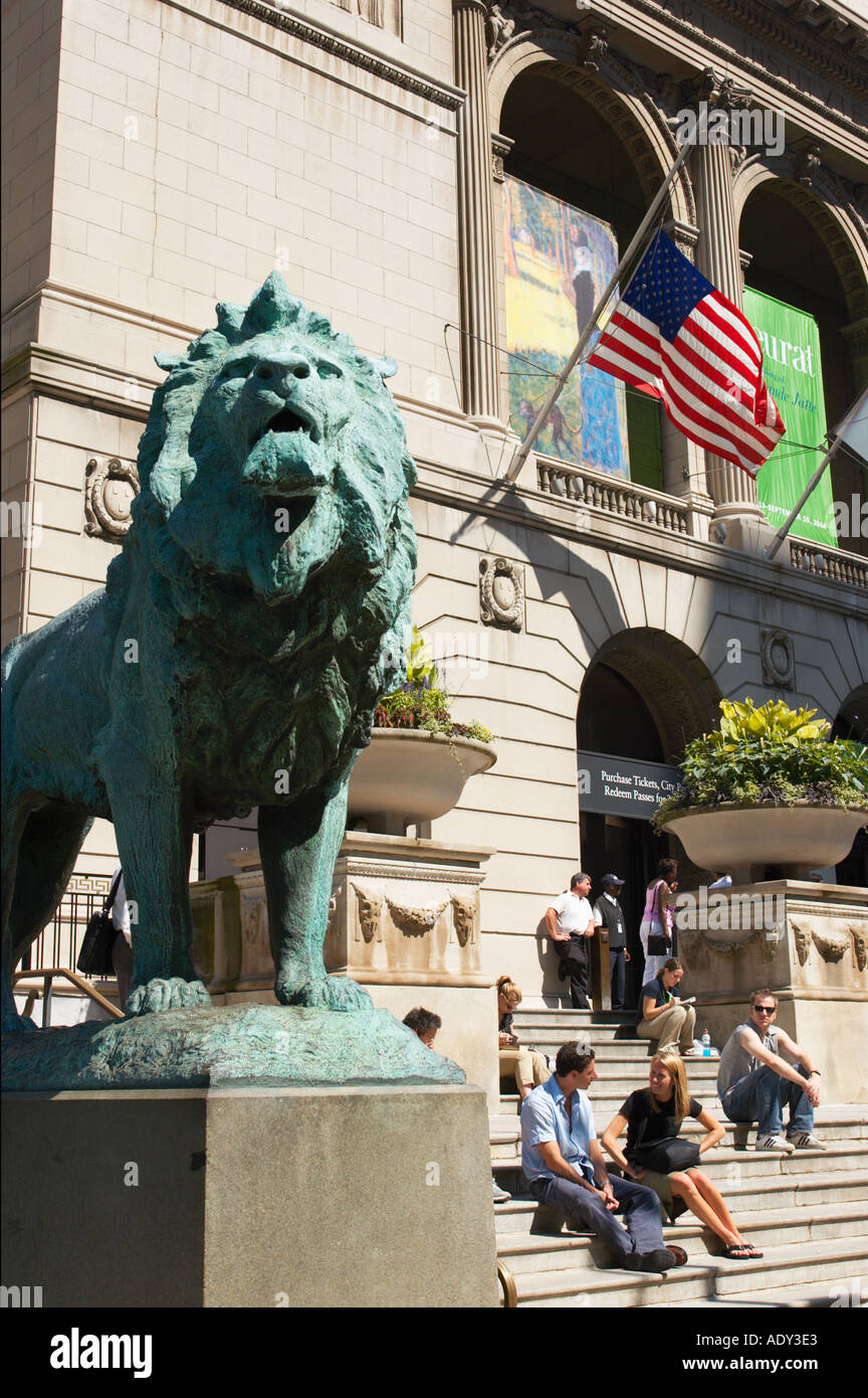 Musées Chicago Illinois Art Institute of Chicago lion de bronze par étapes les gens s'assoient entrée USA flag et bannières Banque D'Images