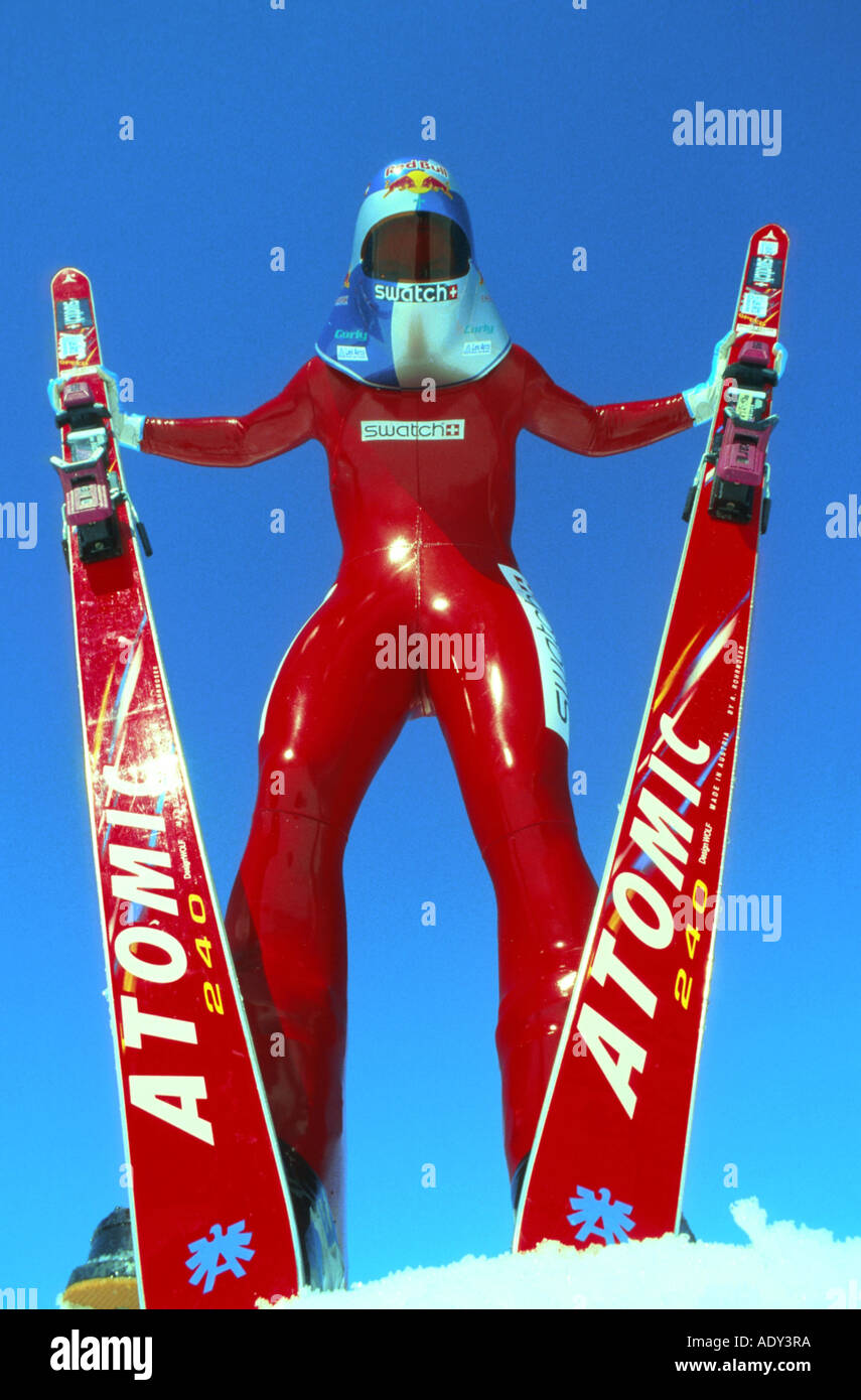 Ski à grande vitesse, le port de combinaison de course et un casque de ski  Photo Stock - Alamy