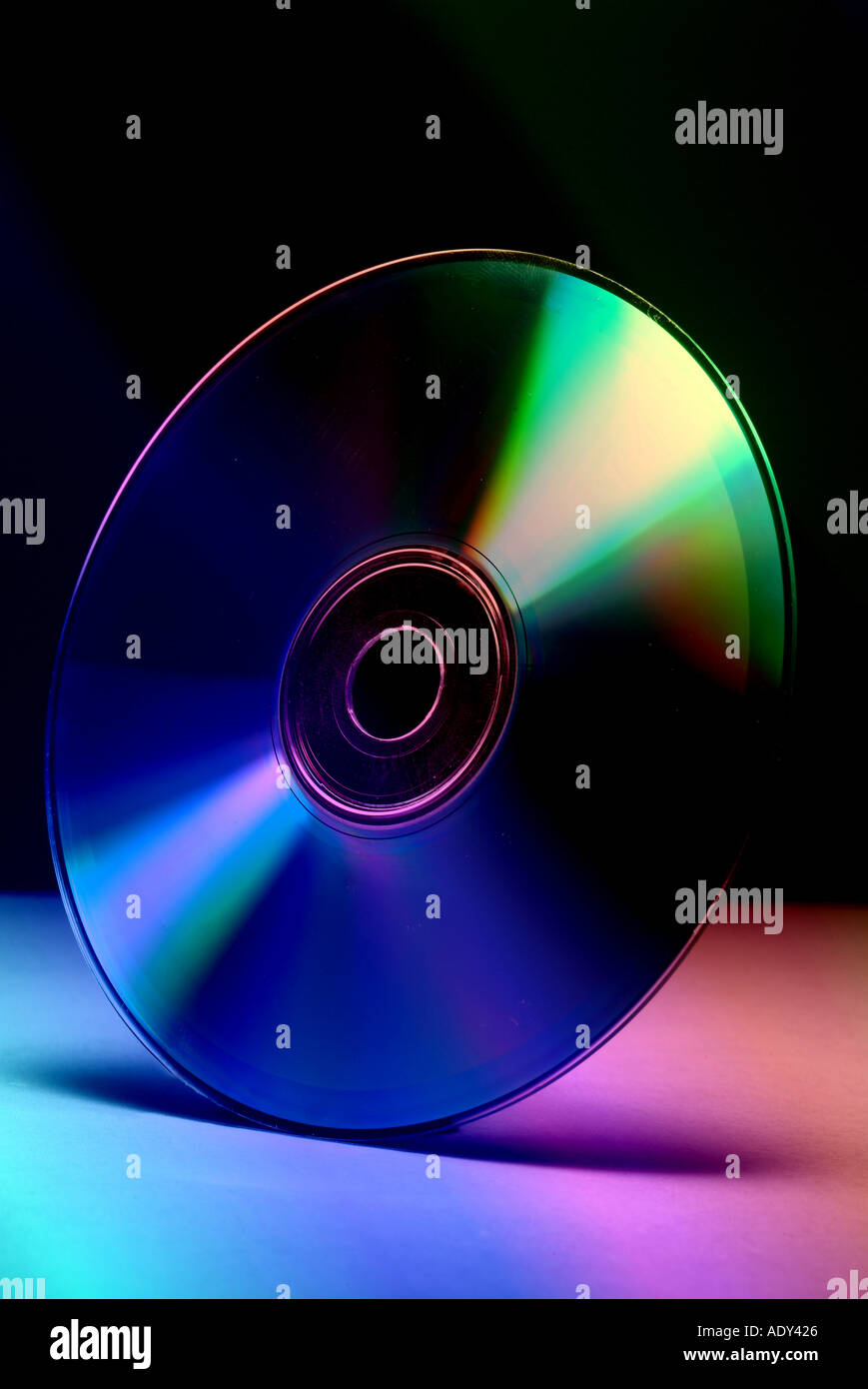 Ordinateur Pers cd compact disc couleurs bleu vert rose violet plastique  silicone réflexion du concept de stockage des données informatiques la  technologie Photo Stock - Alamy