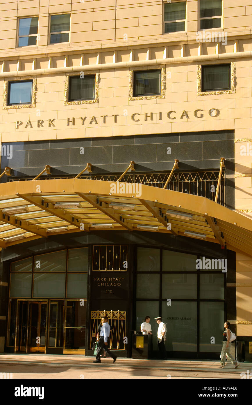 Scène de rue Chicago Illinois hôtel Park Hyatt North Michigan Avenue portier extérieur piétons Banque D'Images