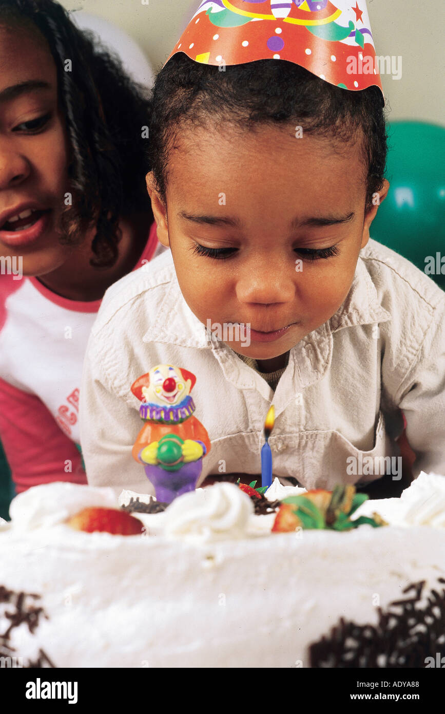 Je Fetes Gateaux Gateau Souffle Les Bougies Bougie Topping Garnir Petit Noir Kid Kids Garcon Jeune Fille Joyeux Anniversaire B Jour 0 Photo Stock Alamy