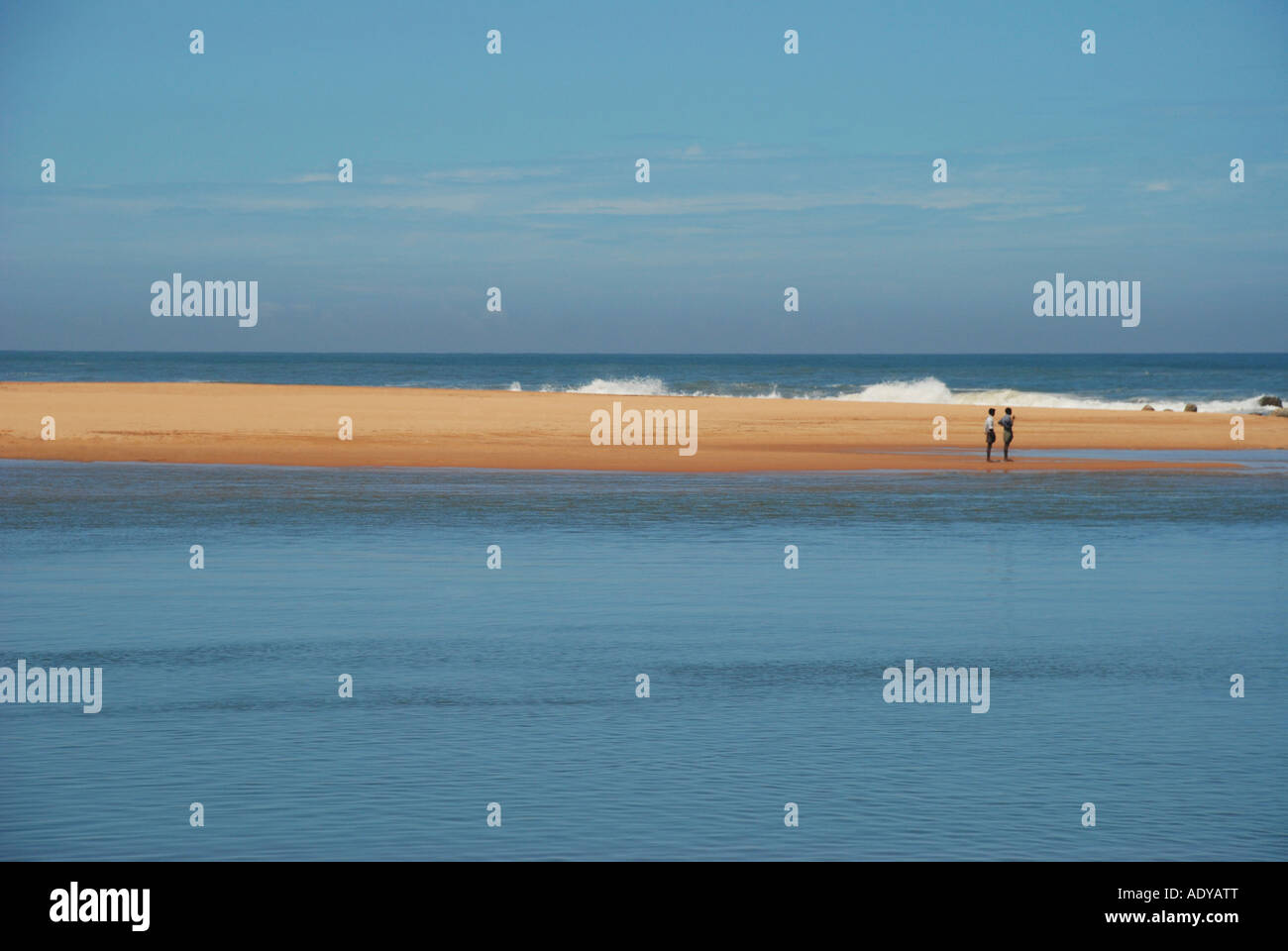 Observation de l'homme deux la mer c'est un lieu commun de mer et lac Banque D'Images