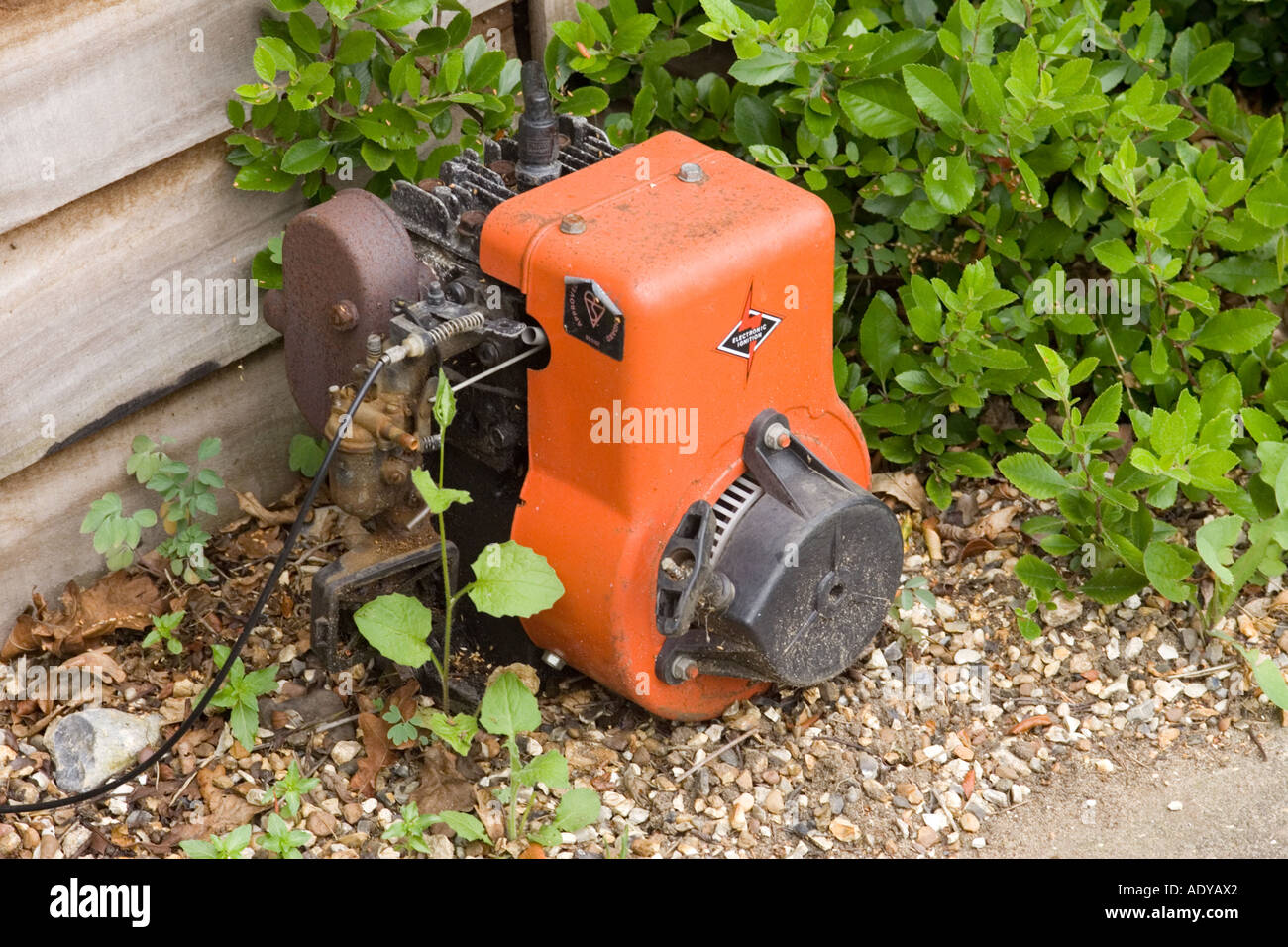 Une vieille tondeuse à essence 'engine' Photo Stock - Alamy