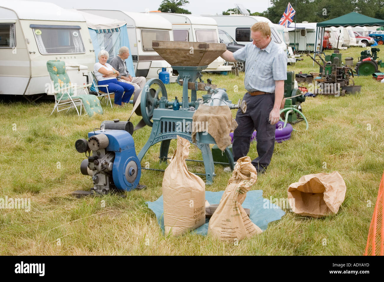Du moteur à l'arrêt d'essence et de matériel agricole ancien à Rougham juste en Juin 2006 Banque D'Images