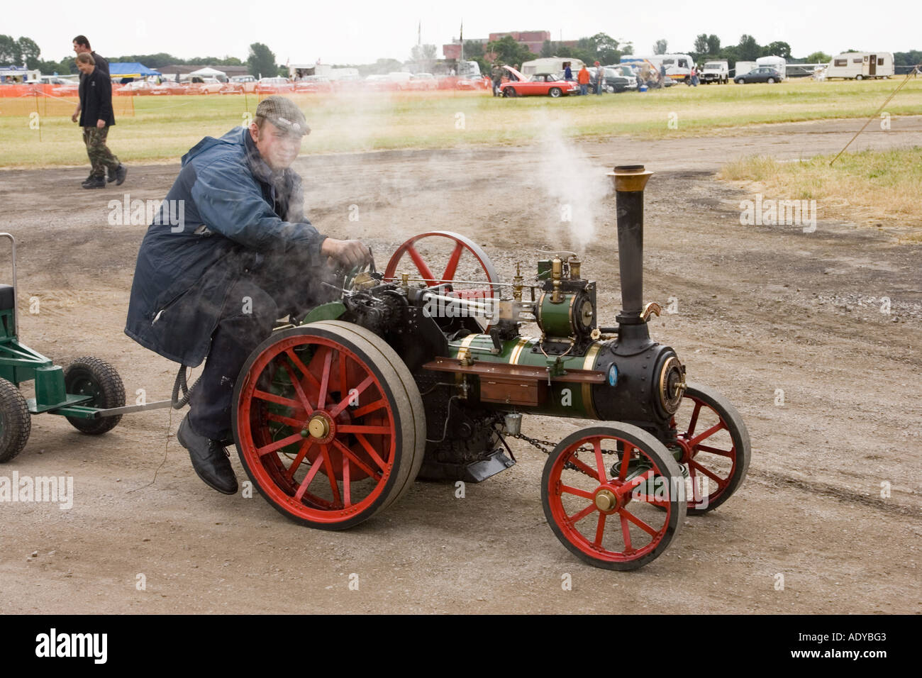 Un homme conduisant une échelle à traction à vapeur dans le Suffolk Rougham juste en Juin 2006 Banque D'Images