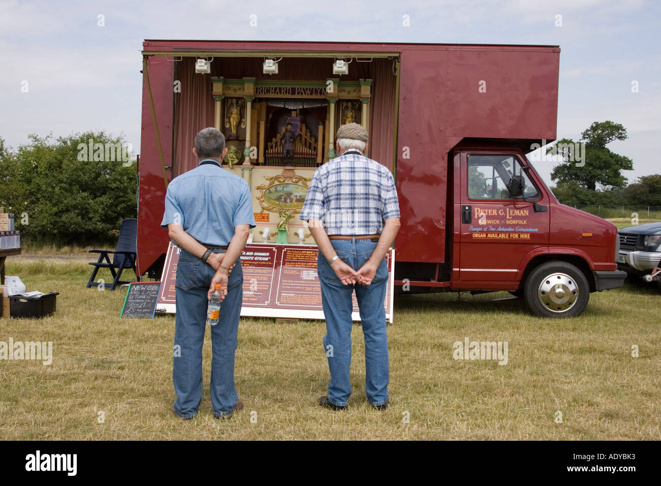 Deux hommes regardant fixement un orgue de foire traditionnelle sur l'affichage à l'Rougham juste Juin 2006 Banque D'Images
