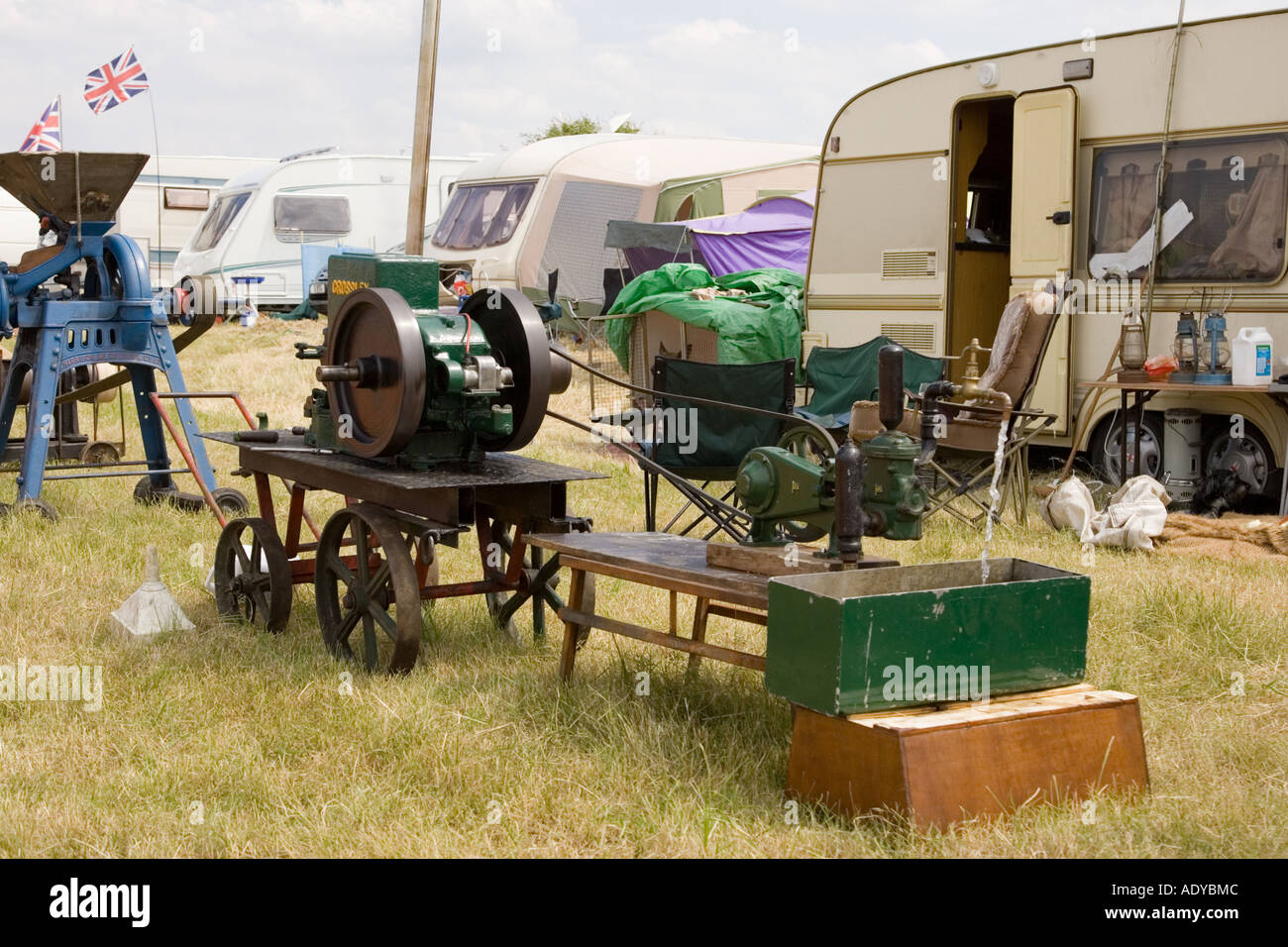 Moteur stationnaire et de vieux équipements agricoles au juste dans le Suffolk Rougham en juin 2006 Banque D'Images