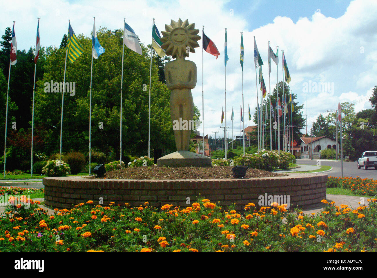 Rio Grande do Sul sunny kikito mâts totémiques statue s flages forme lit de jardin de fleurs orange rs gramado Rio Grande do sul roun Banque D'Images