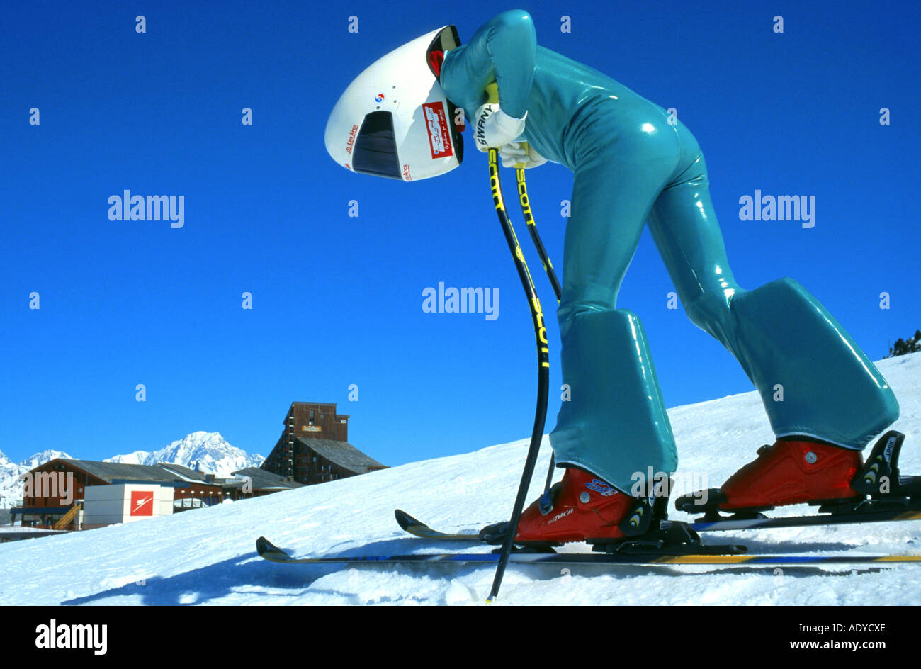 Skieur à grande vitesse, le port de casque et combinaison de course, 11 ans  Photo Stock - Alamy