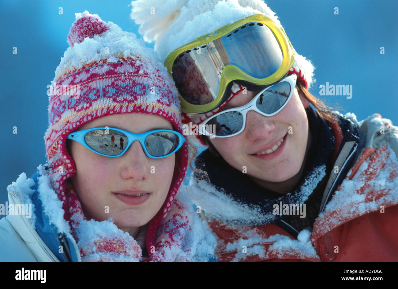 In les vacances de ski, porter des lunettes de soleil et des casquettes, 14 et 15 ans Banque D'Images