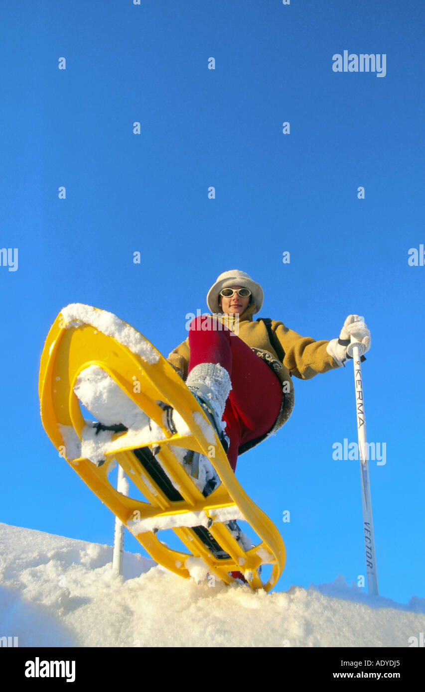 Femme en raquettes, low angle view, contre le ciel bleu Banque D'Images