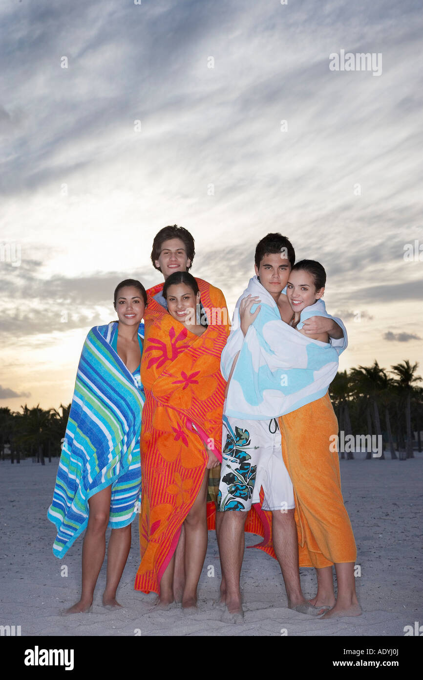 Adolescents 16 19 Enveloppés Dans Des Serviettes De Plage