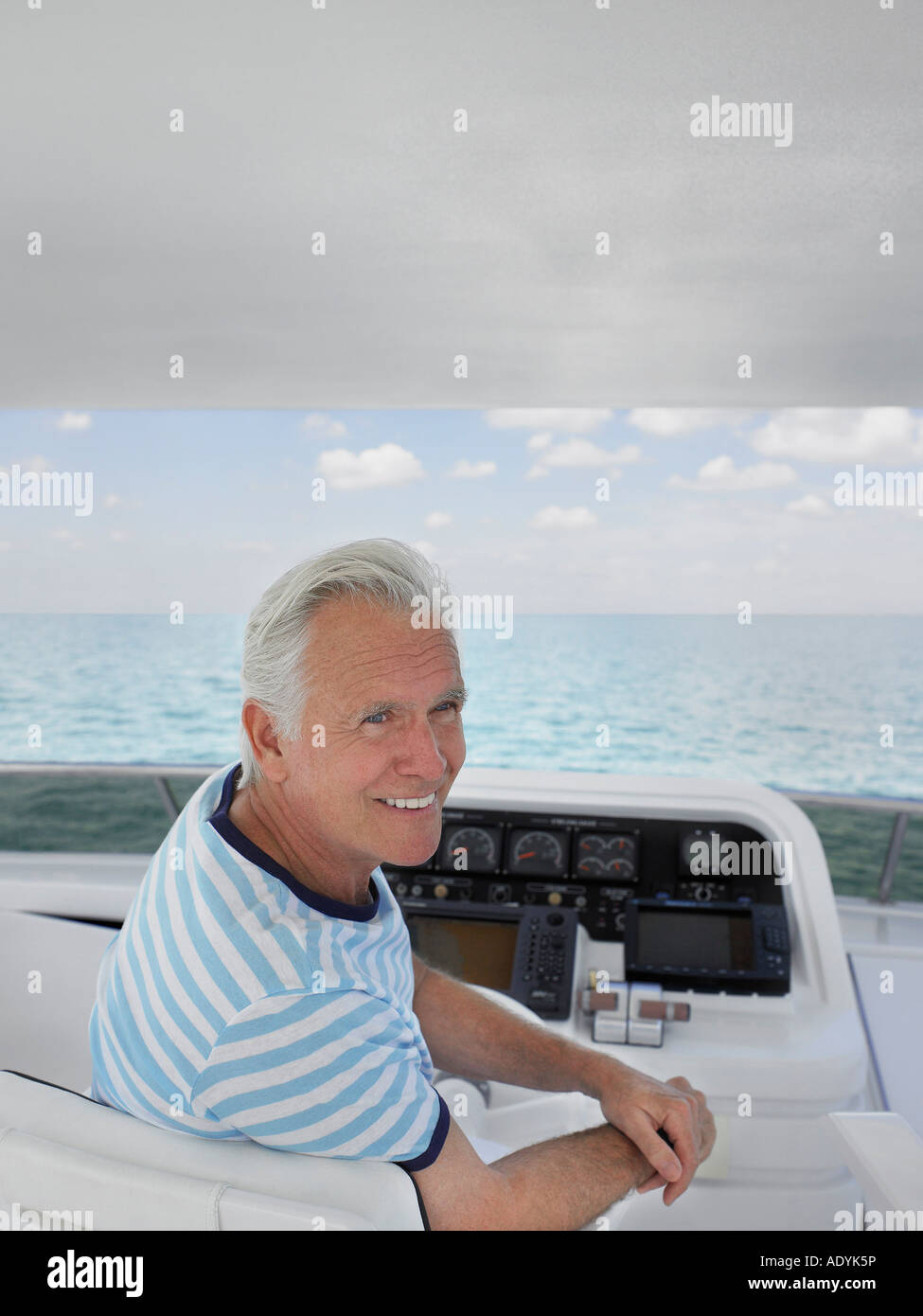 Middle-aged man sitting at, smiling Banque D'Images