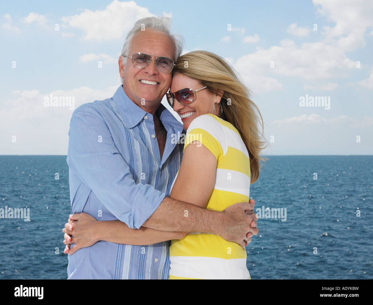 Couple d'âge moyen contre la mer, portrait Banque D'Images