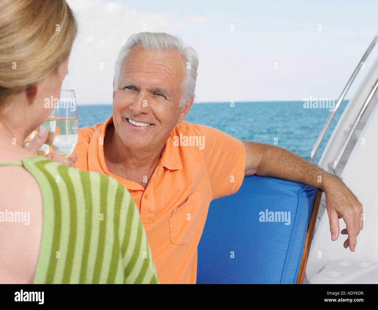 Middle-aged couple drinking wine on yacht Banque D'Images
