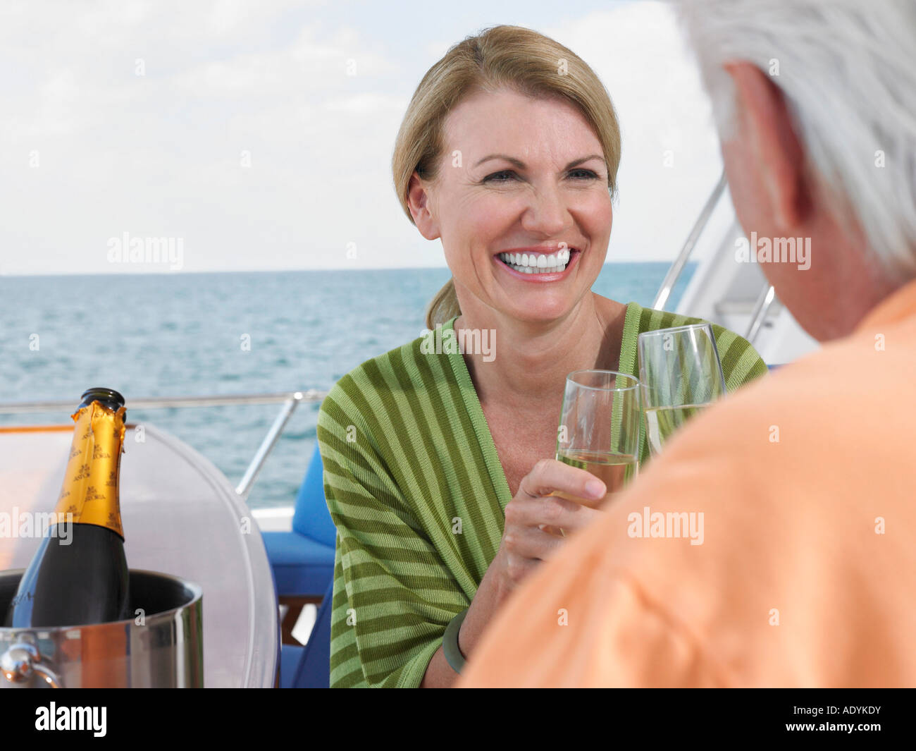 Middle-aged couple drinking champagne on yacht Banque D'Images