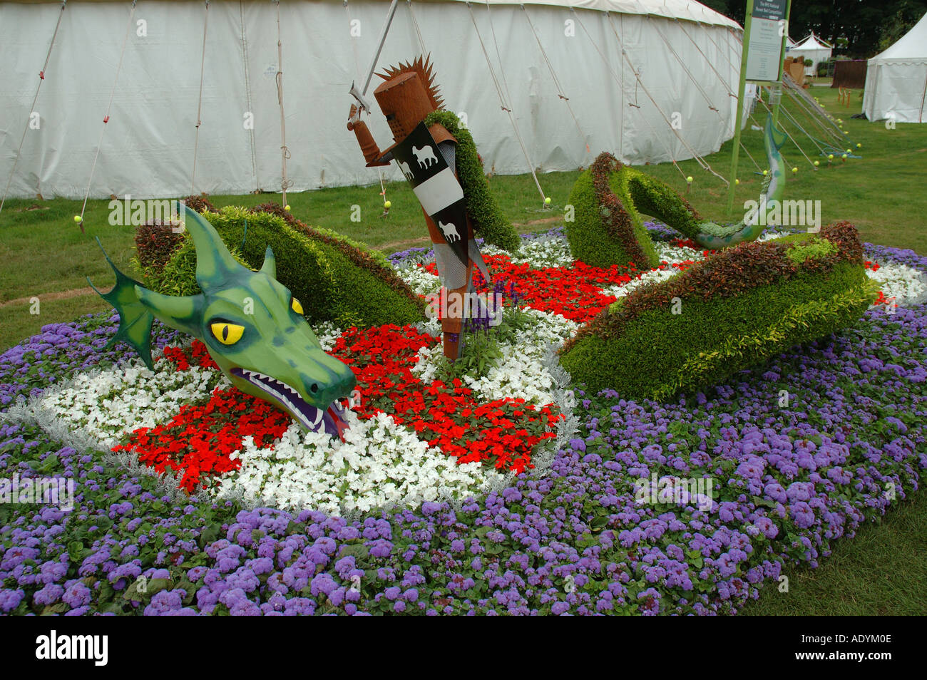 Conseil Chester Tatton jardin RHS show UK avec saint patron de l'Angleterre St George et le dragon Banque D'Images