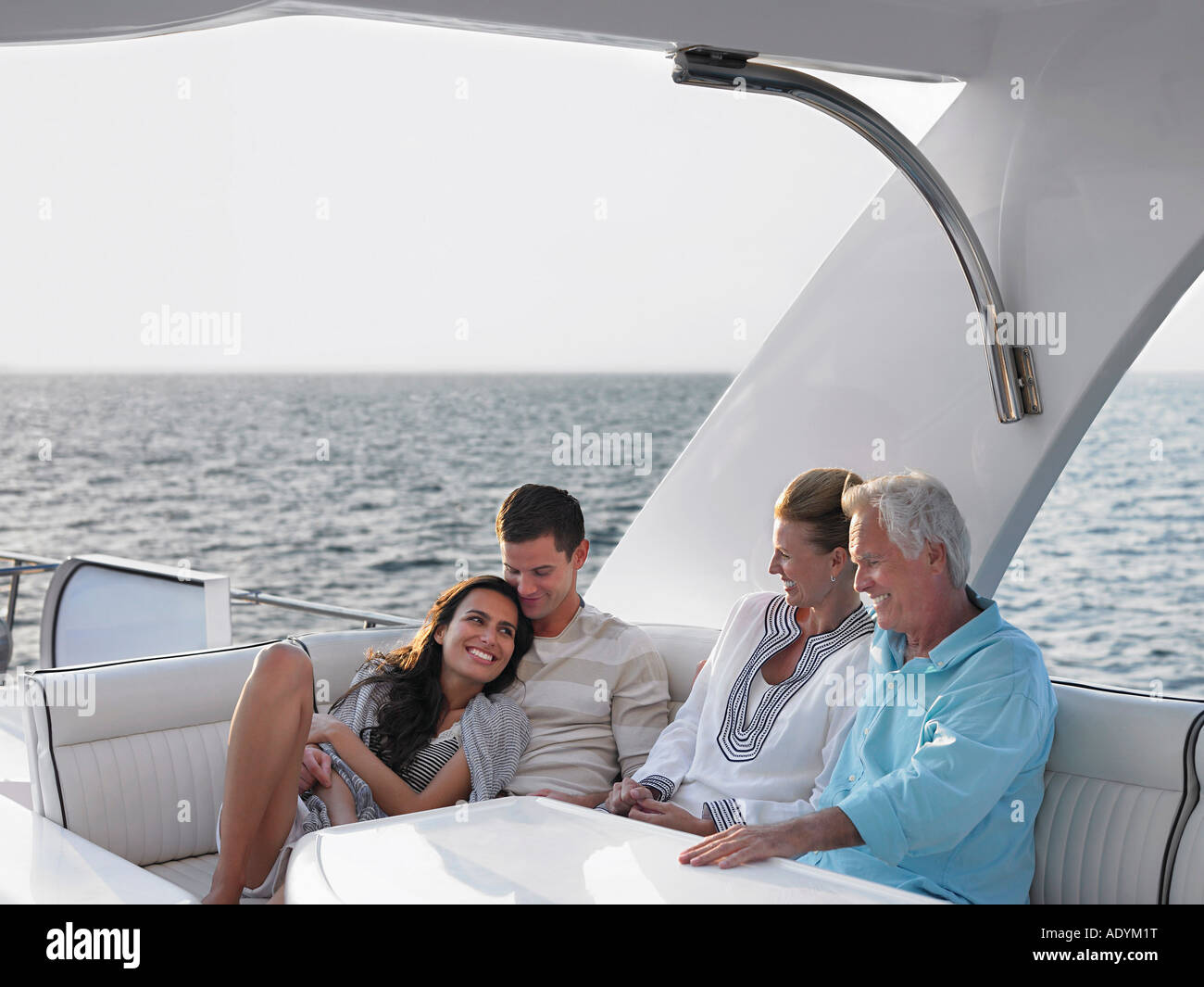 Les jeunes et d'âge moyen couple relaxing on yacht Banque D'Images