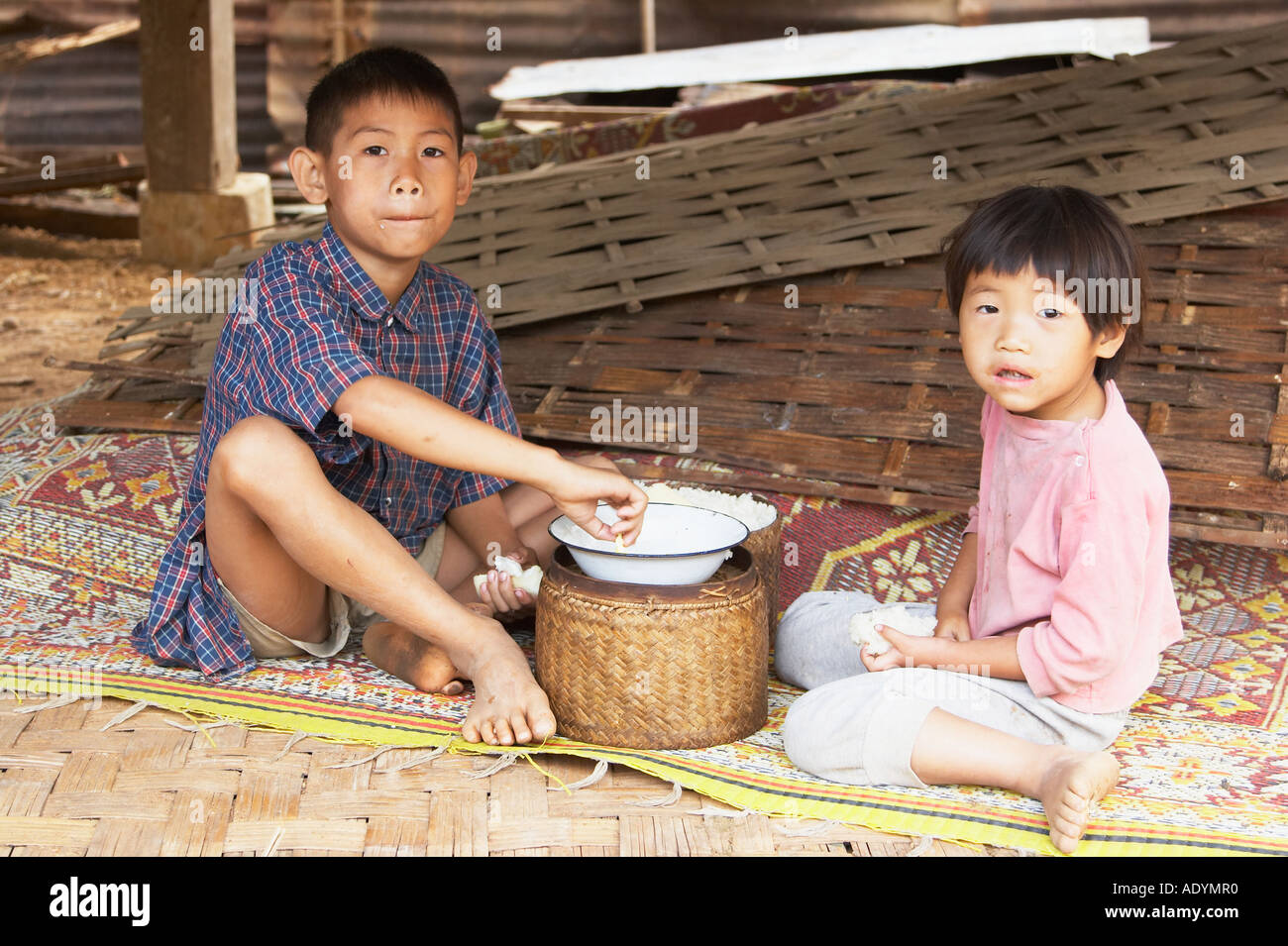 Deux enfants de manger le petit déjeuner Banque D'Images