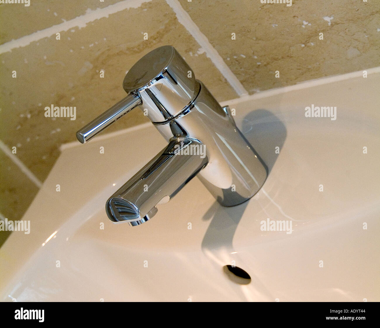 Lavabo moderne et robinet mélangeur Banque D'Images