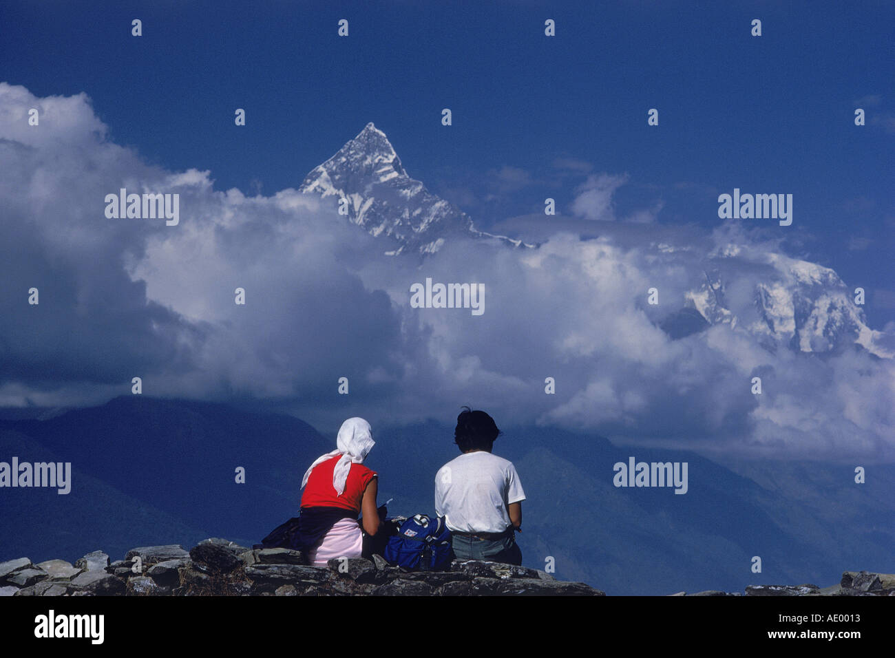 Les randonneurs assis en face d'Machhapuchhre pic en vertu de l'Himalaya au Népal Banque D'Images