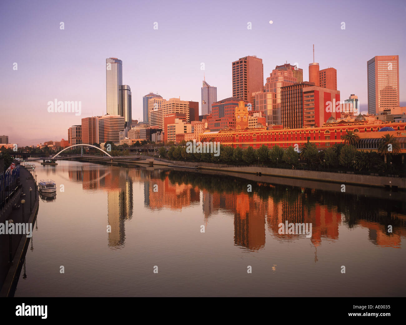 Quartier Central des Affaires qui se reflète sur la rivière Yarra de Melbourne au lever du soleil Banque D'Images