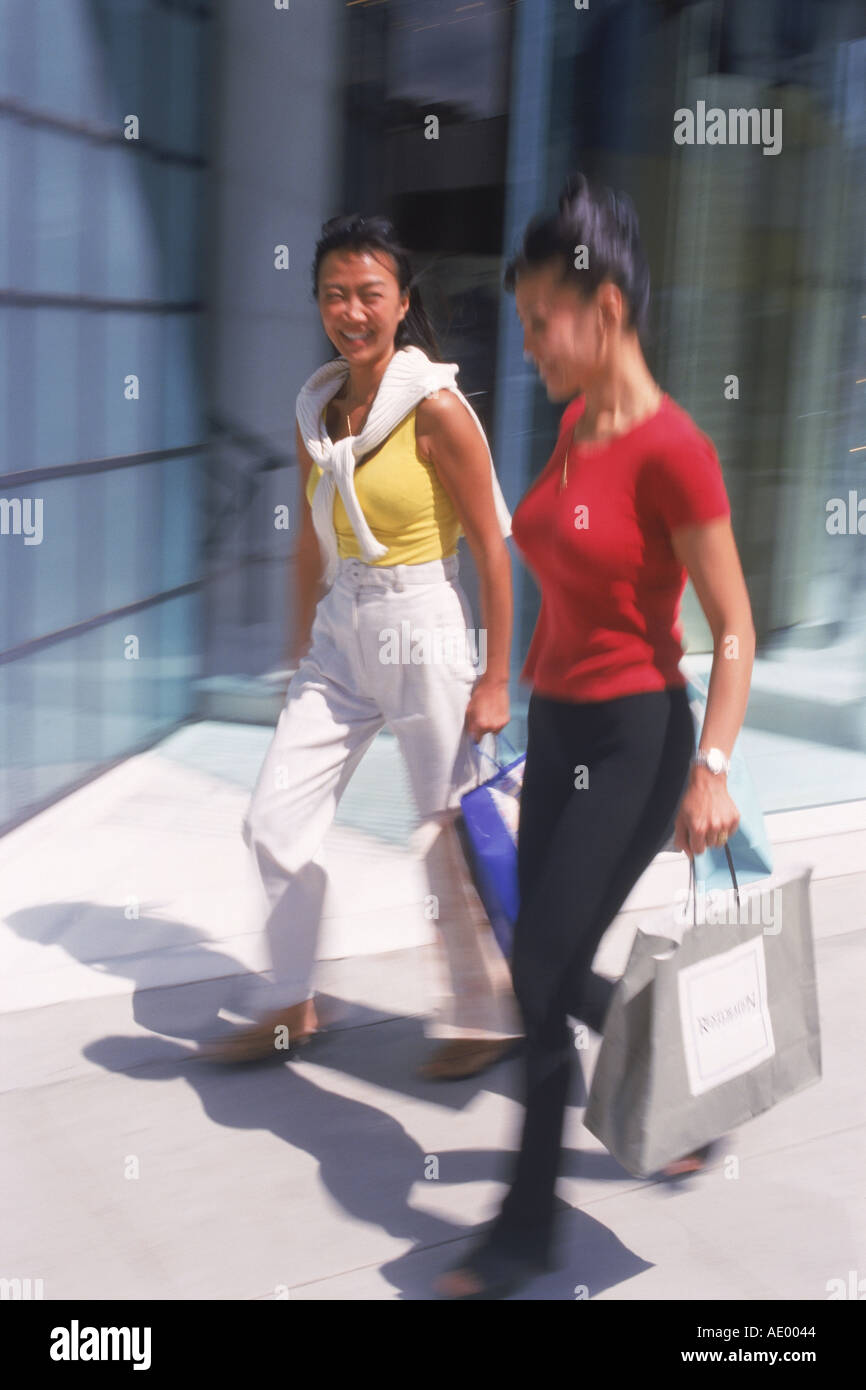 Sœurs coréennes marche sur Rodeo Drive à Beverly Hills with shopping bags Banque D'Images