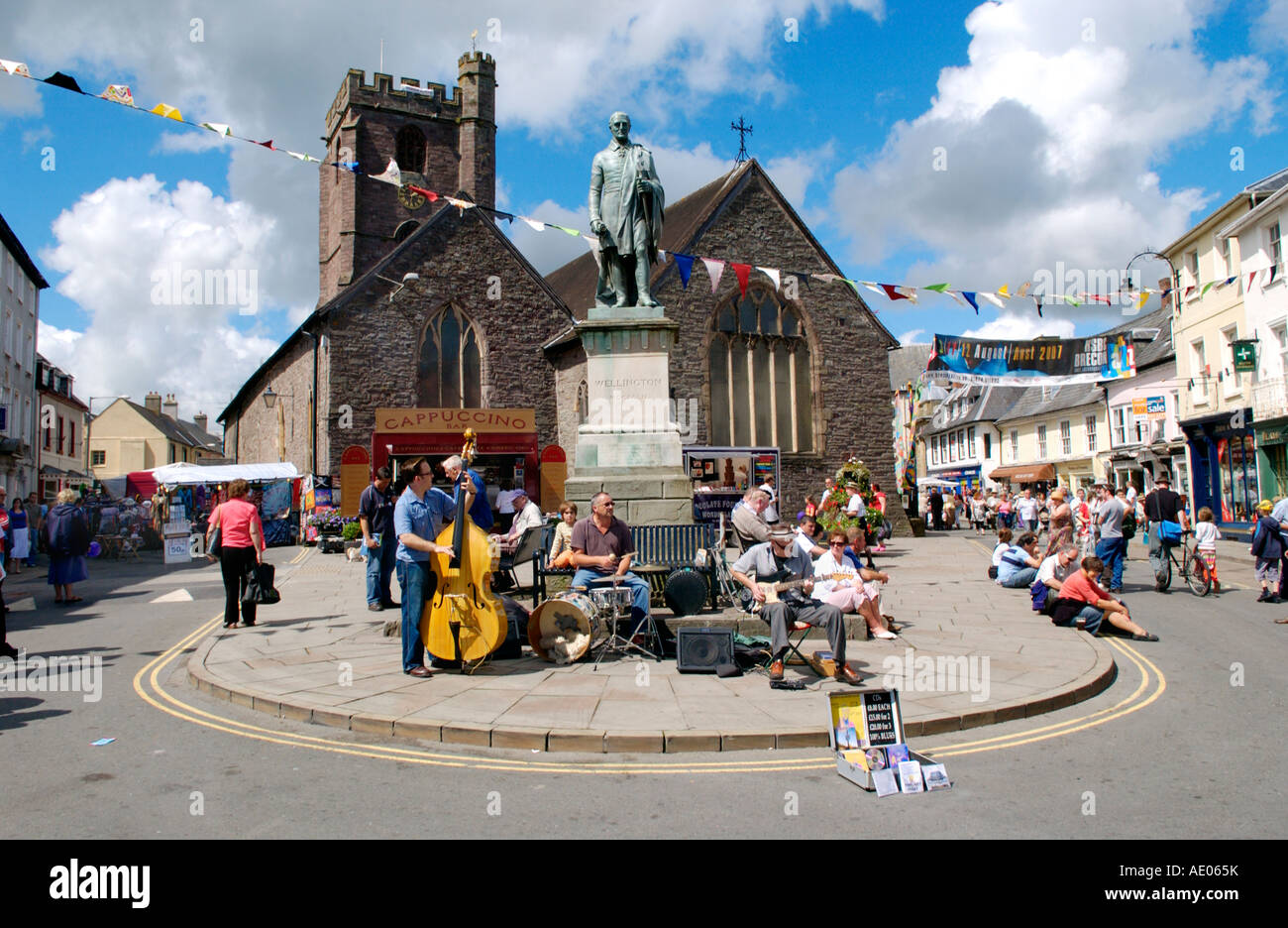 Les artistes interprètes ou exécutants dans les rues pendant le Festival de jazz de Brecon Powys Pays de Galles UK Banque D'Images