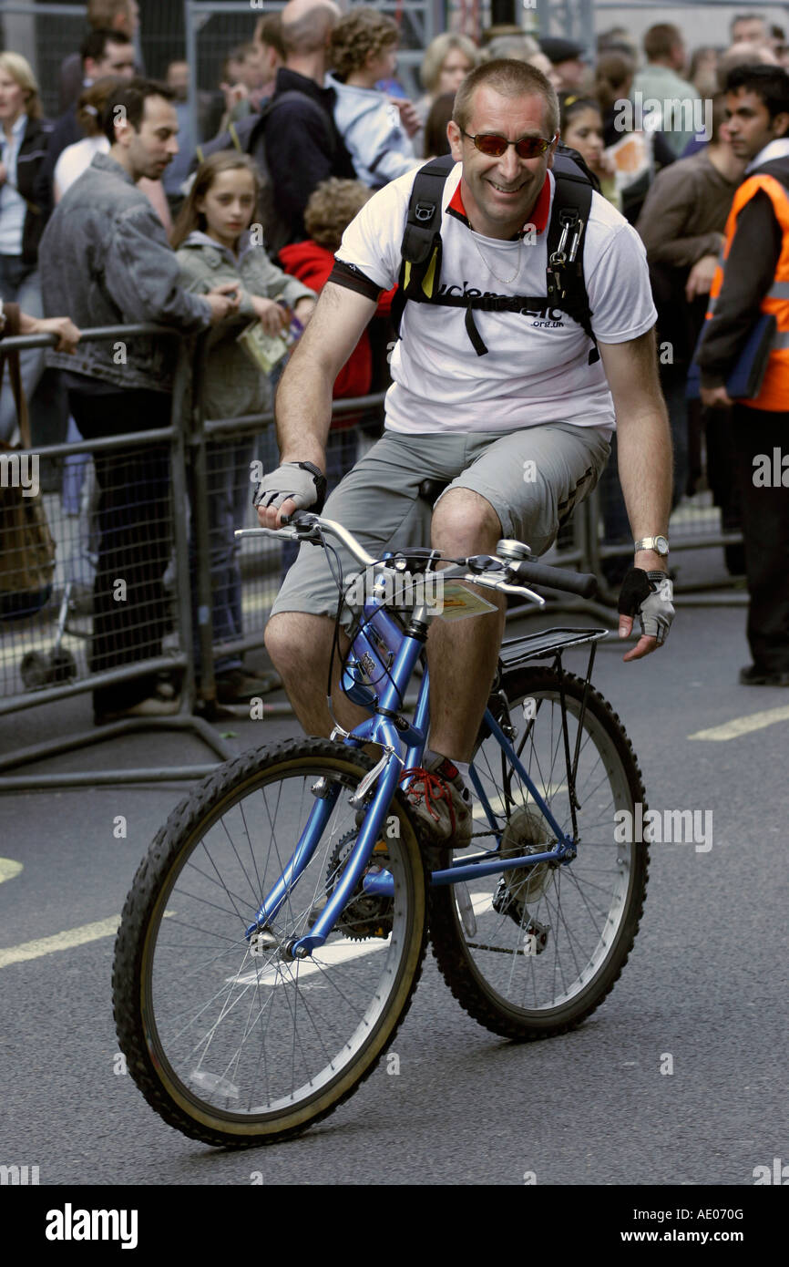 Un cycliste avec son cadre articulé à la cérémonie d'ouverture de l'année 2007 Tour de France à Londres Banque D'Images