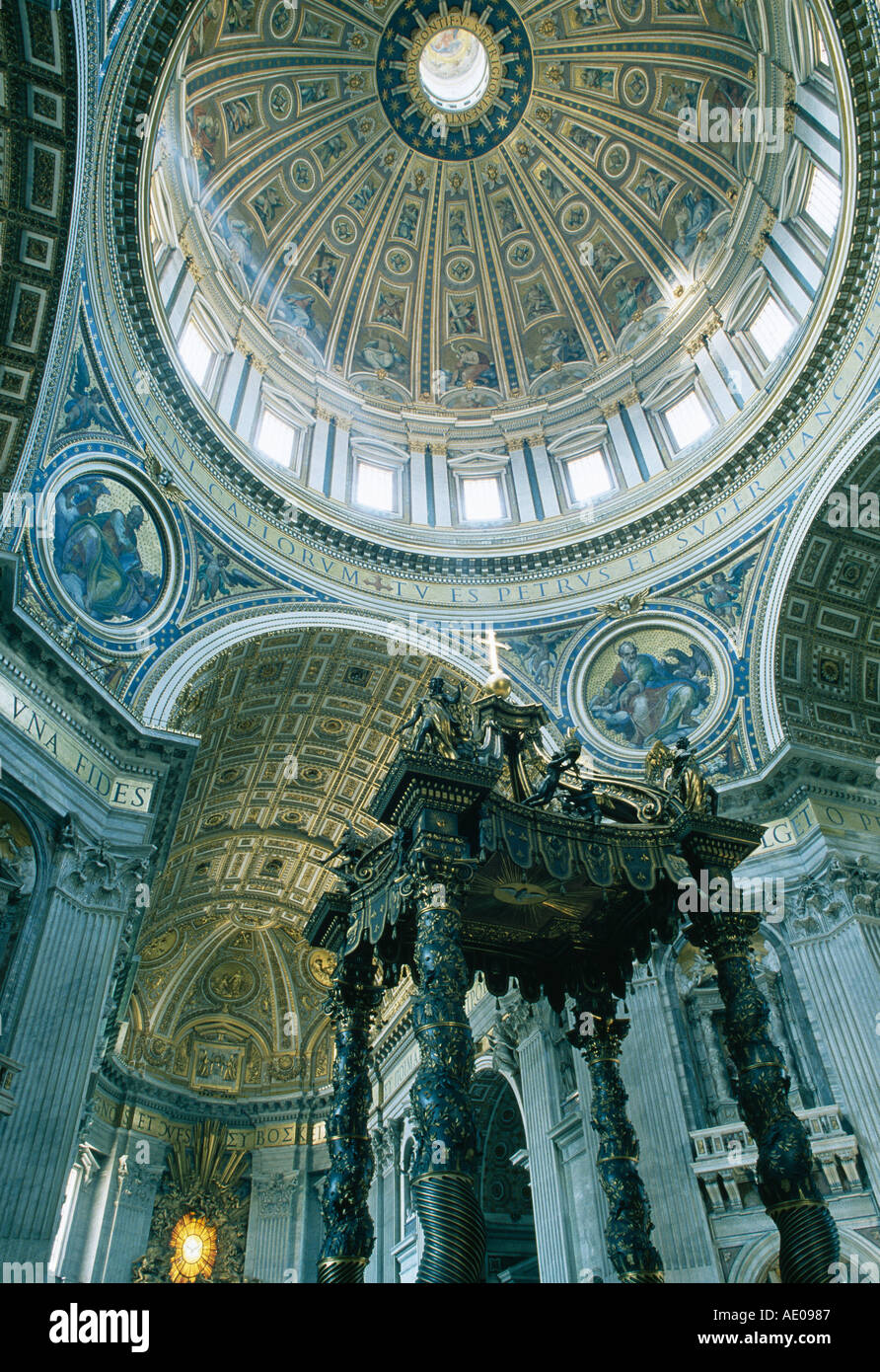 Autel du Bernin et la coupole de Michel-Ange, la Basilique Saint Pierre Rome Italie Banque D'Images