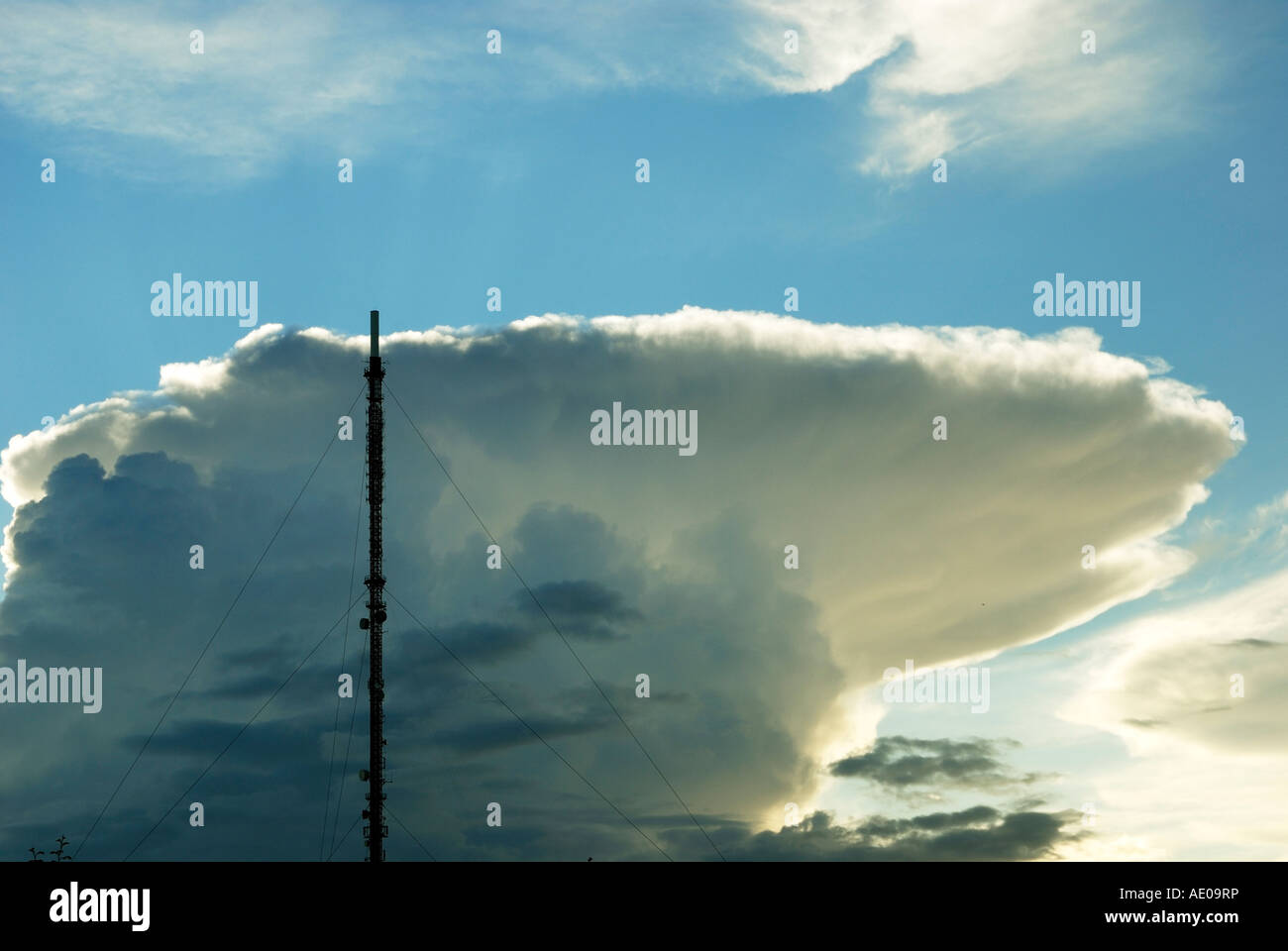 Blaenplwyf plat mât avec les nuages de tempête derrière Banque D'Images