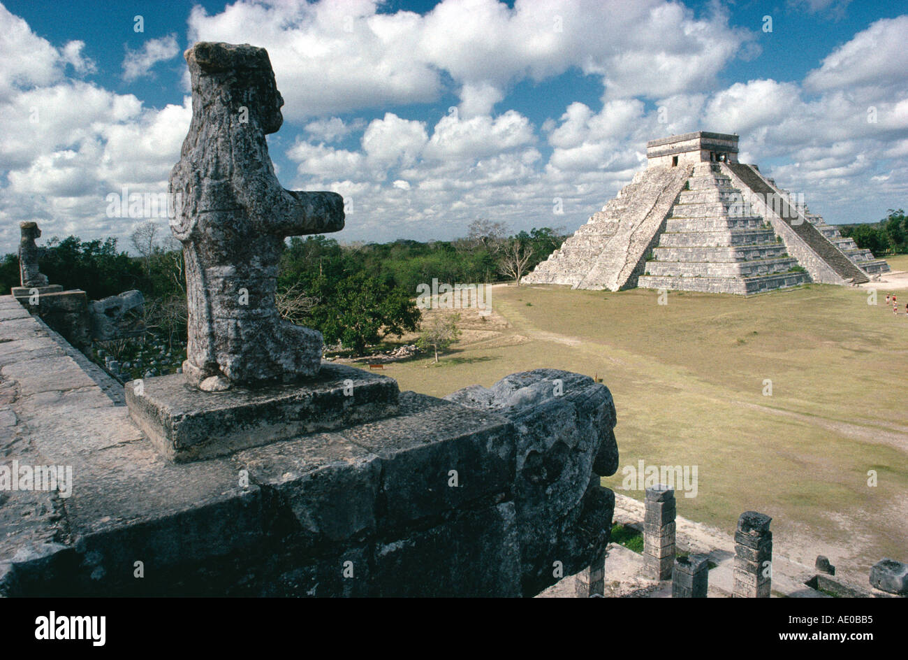 Vue sur site à El Castillo de Temple des Guerriers de Chichen Itza Yucatan Mexique Banque D'Images