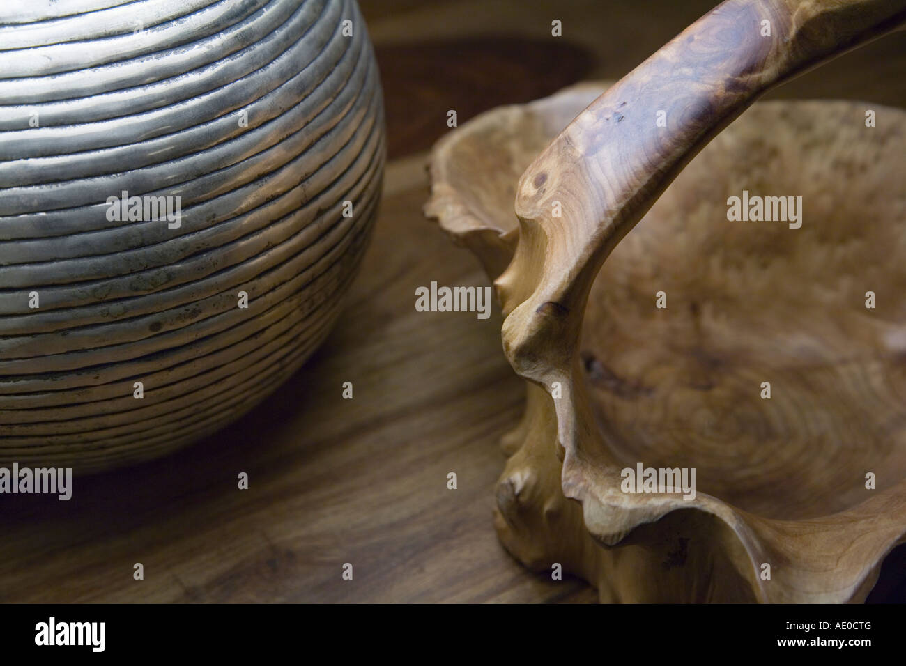 Lampe en métal et bol en bois sculpté à la main Banque D'Images