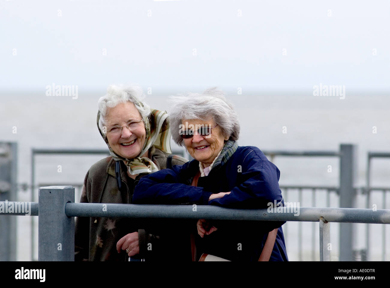 Deux dames riant Banque D'Images