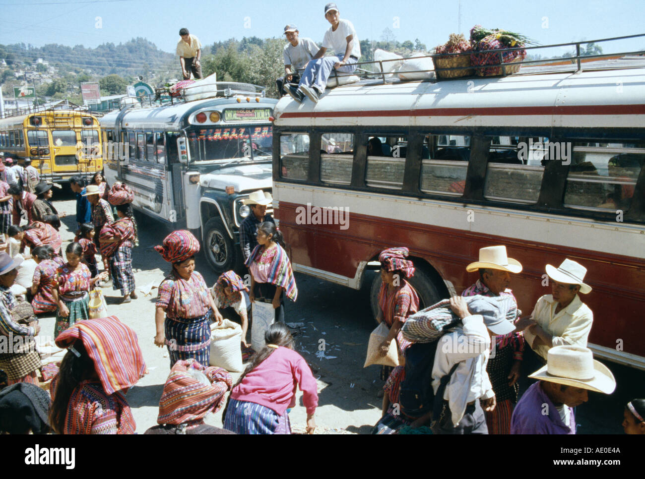 Les autobus de chargement le jour du marché Solola Lago de Atitlan Guatemala Banque D'Images