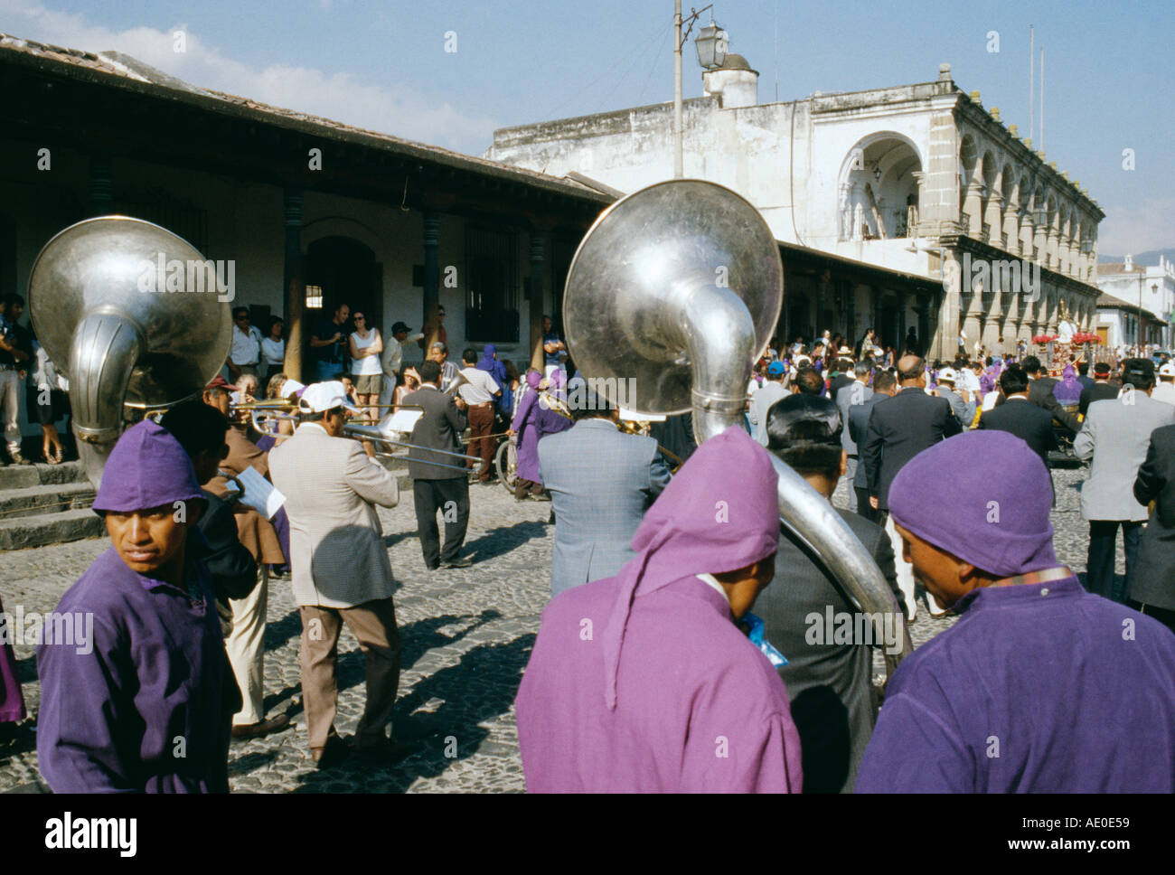 Au cours de musiciens sur la Plaza Mayor Procession Antigua Guatemala Banque D'Images