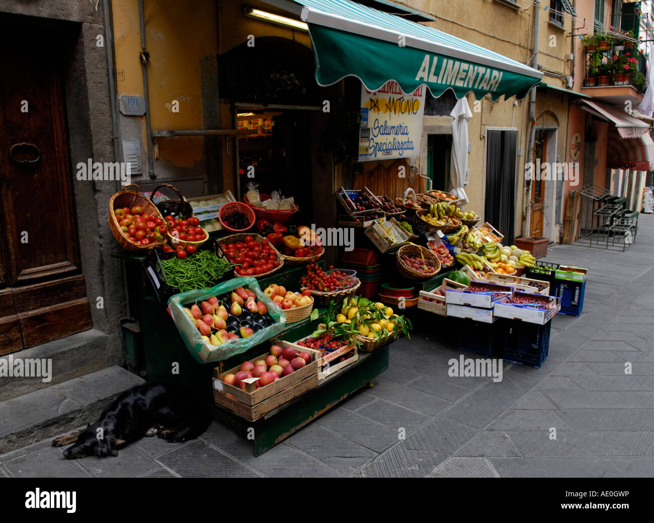 Côté rue marché de fruits, Riomaggiore, Cinque Terre, Italie Banque D'Images