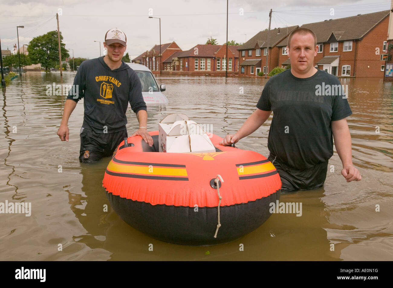 Les hommes de sauvetage des chats de l'inondations au bar sans frais près de Doncaster, dans le Yorkshire du Sud, UK Banque D'Images