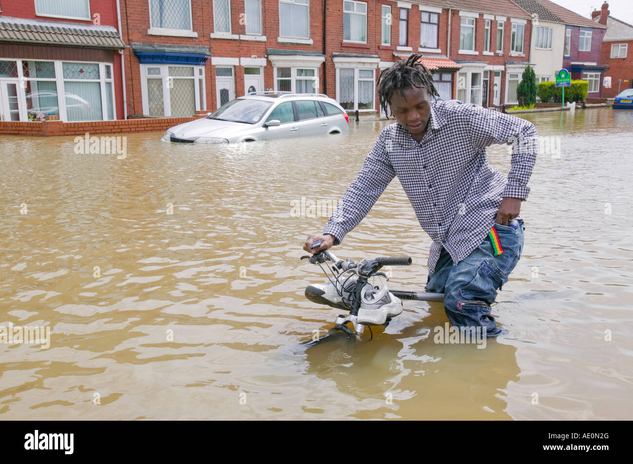 Un homme s'échappe des inondations de Toll Bar près de Doncaster, dans le Yorkshire du Sud, UK Banque D'Images