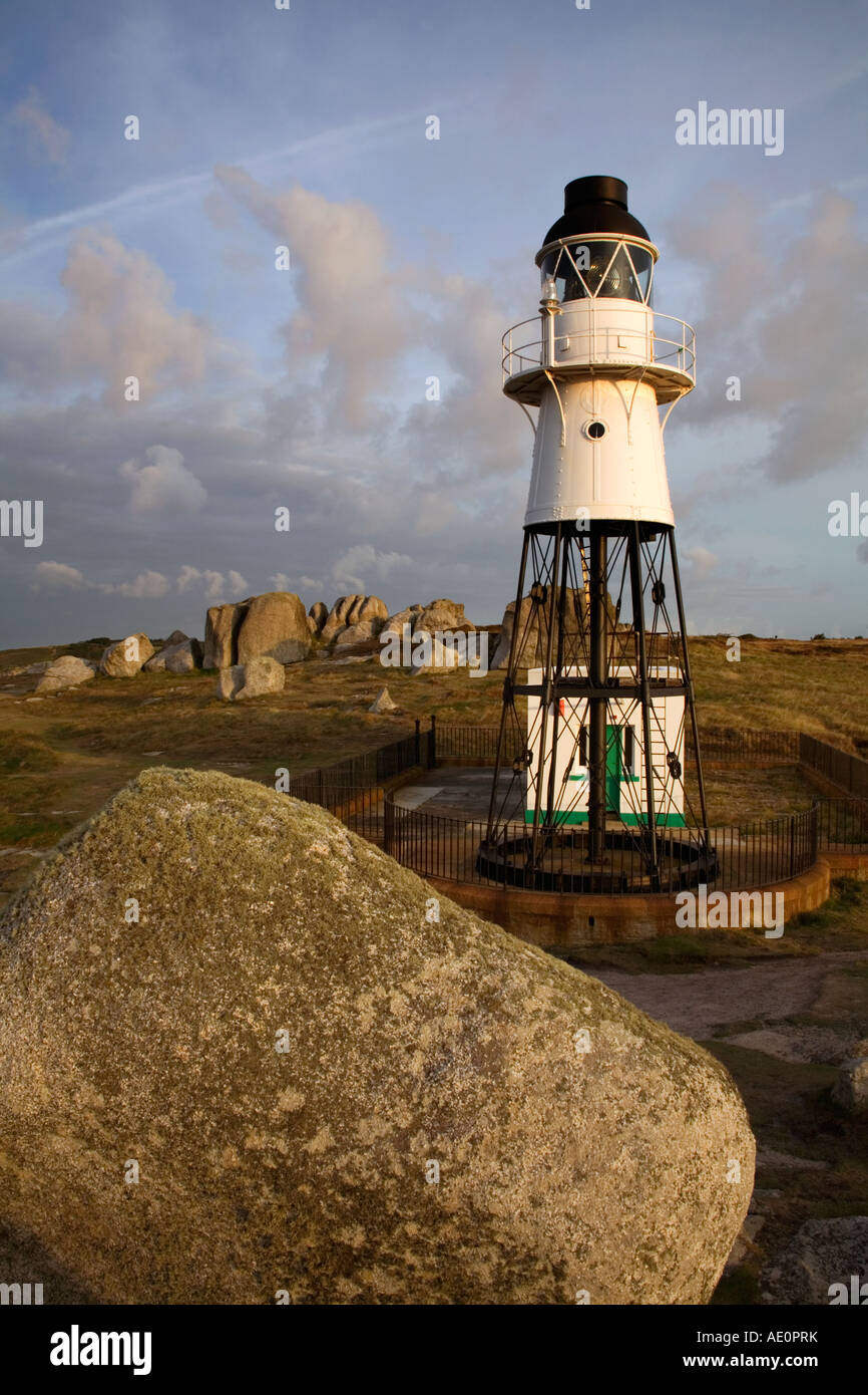 Le phare sur Peninnis head St Mary s Îles Scilly au coucher du soleil Banque D'Images